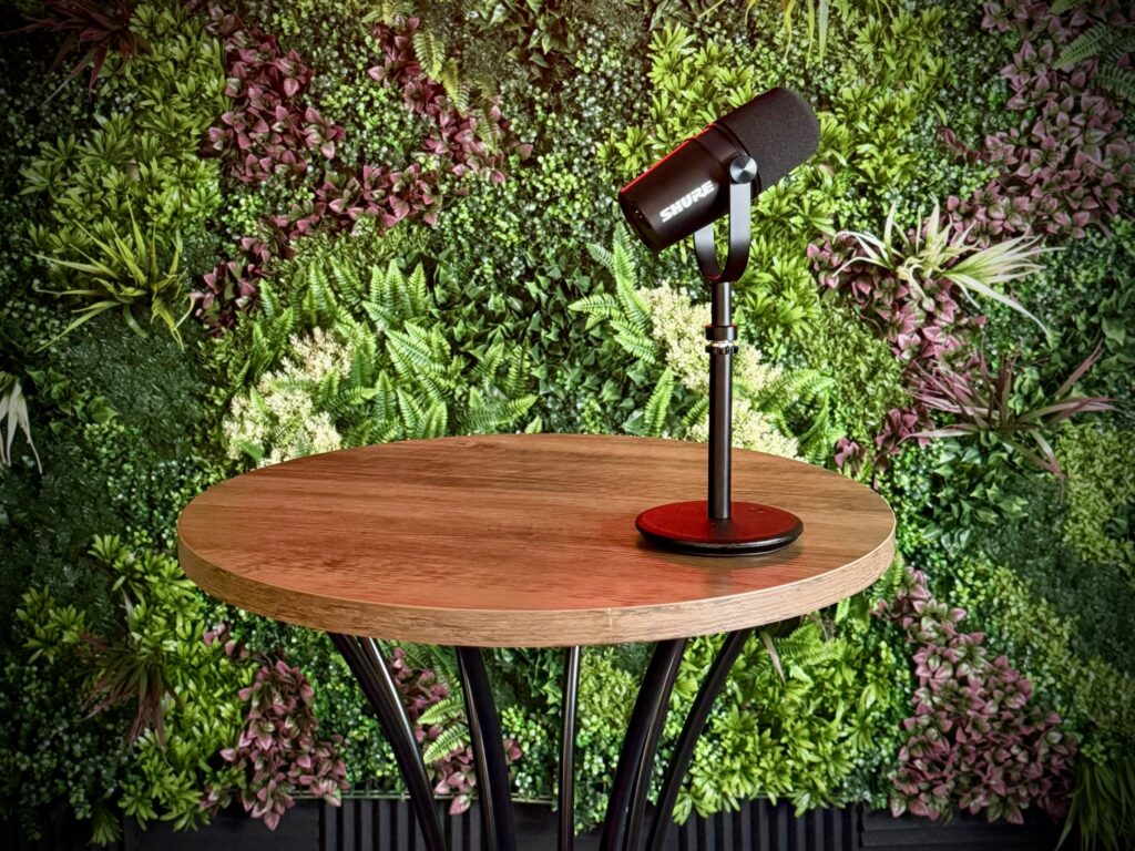 Plateau de tournage mange debout avec un micro sur fond végétal